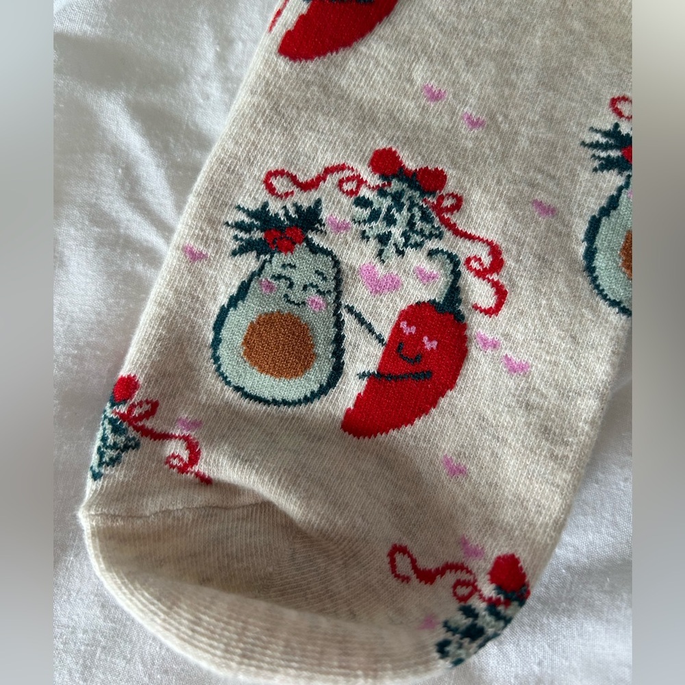 NWT AMERICAN EAGLE OUTFITTERS | “Avocado & Chili Pepper Mistletoe” Socks - Picture 4 of 4